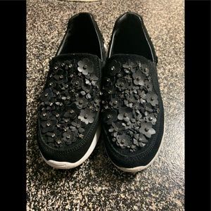 Black 3D flower 🌸 sneakers